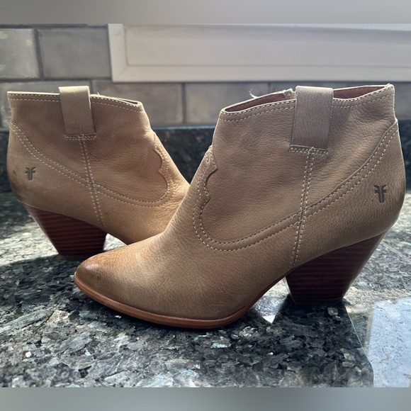 Frye Shoes - FRYE Reina Heeled Western Ankle Bootie in Tan Ash Leather Women’s Size 6.5